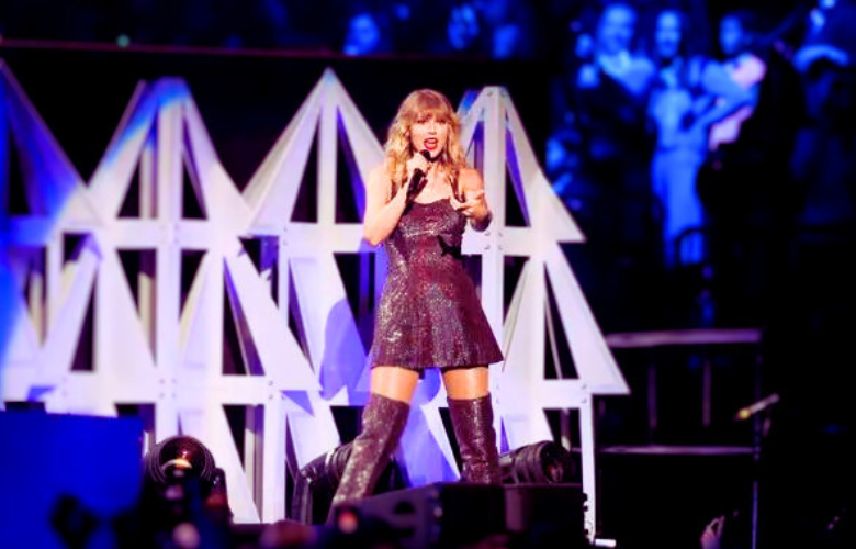 “Travis Kelce Joins Taylor Swift’s Concert in Singapore: A Fun Night of Music and Dancing”